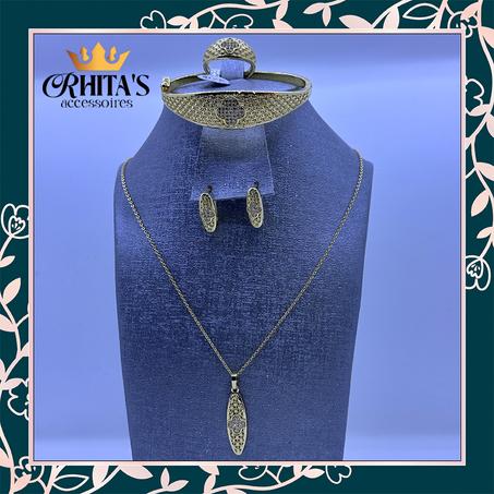 طقم مجوهرات ذهبي فاخر بتصميم راقٍ