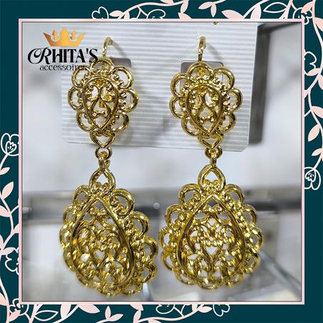 ✨ أقراط ذهبية طويلة بنقشة ملكية