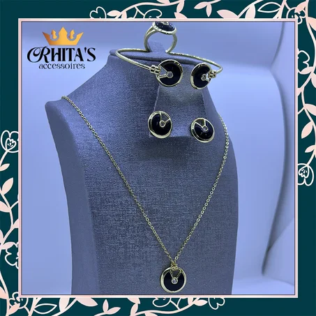 طقم إكسسوارات ذهبي بأسلوب عصري – لمسة سوداء أنيقة