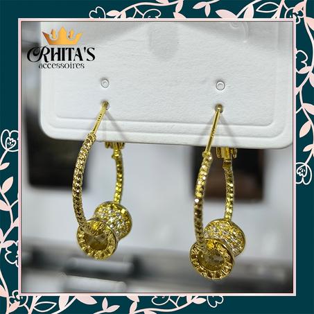 أقراط بتصميم حلقي أنيق بلمسة مطرزة على الأطراف بلون ذهبي فاخر 🌀