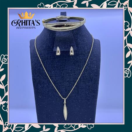 طقم مجوهرات ذهبي فاخر بتصميم راقٍ