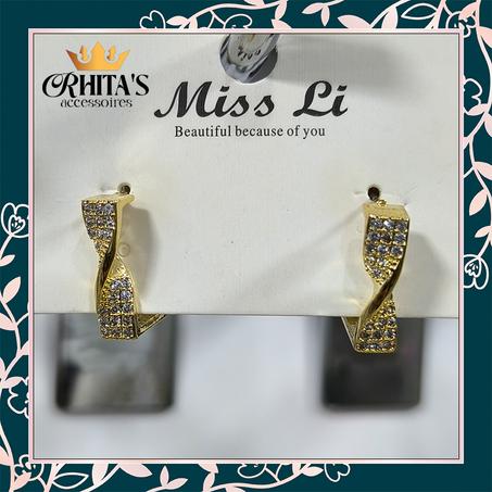 شريط ذهبي ملتف بشكل حلزوني ناعم