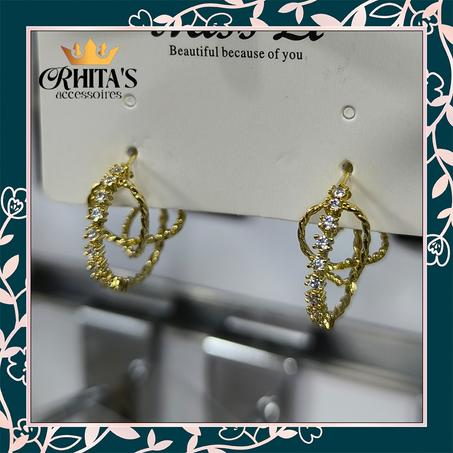 أقراط بخطوط لولبية ذهبية متشابكة