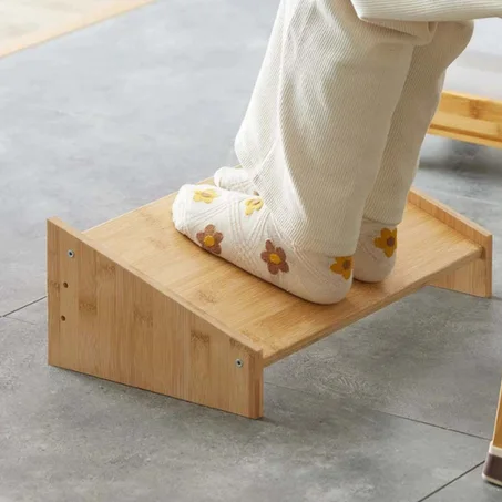 مسند القدمين بتصميم خشبي أنيق
