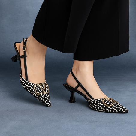 كعب نسائي أنيق باللون الأسود والذهبي – تصميم فاخر يضيف لمسة من الأناقة