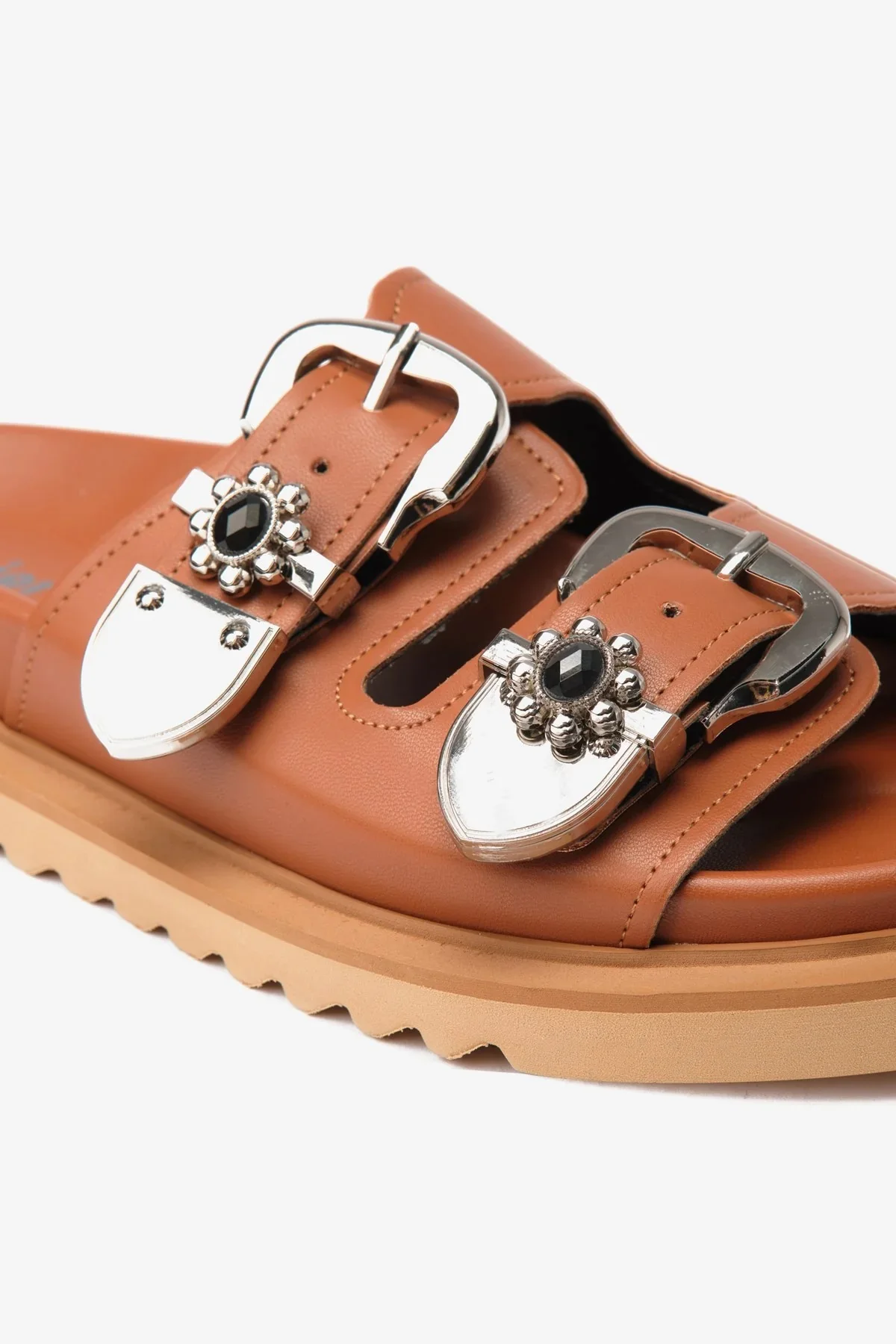 شباشب نسائية من الجلد البني الداكن من سوليل، بحزامين سميكين مرصعين بأحجار الراين