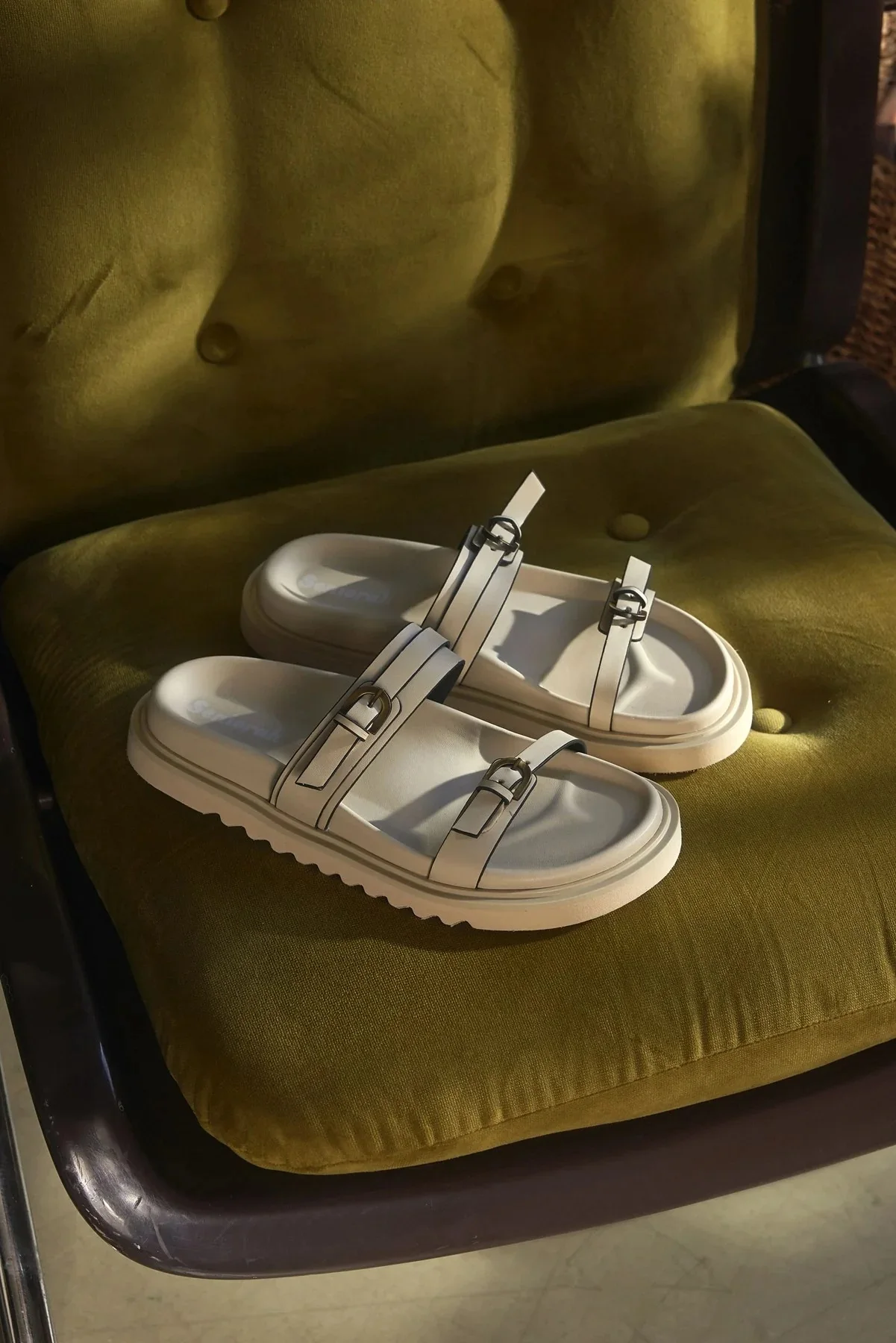 شباشب نسائية مزدوجة من الجلد البيج الرقيق بحزامين