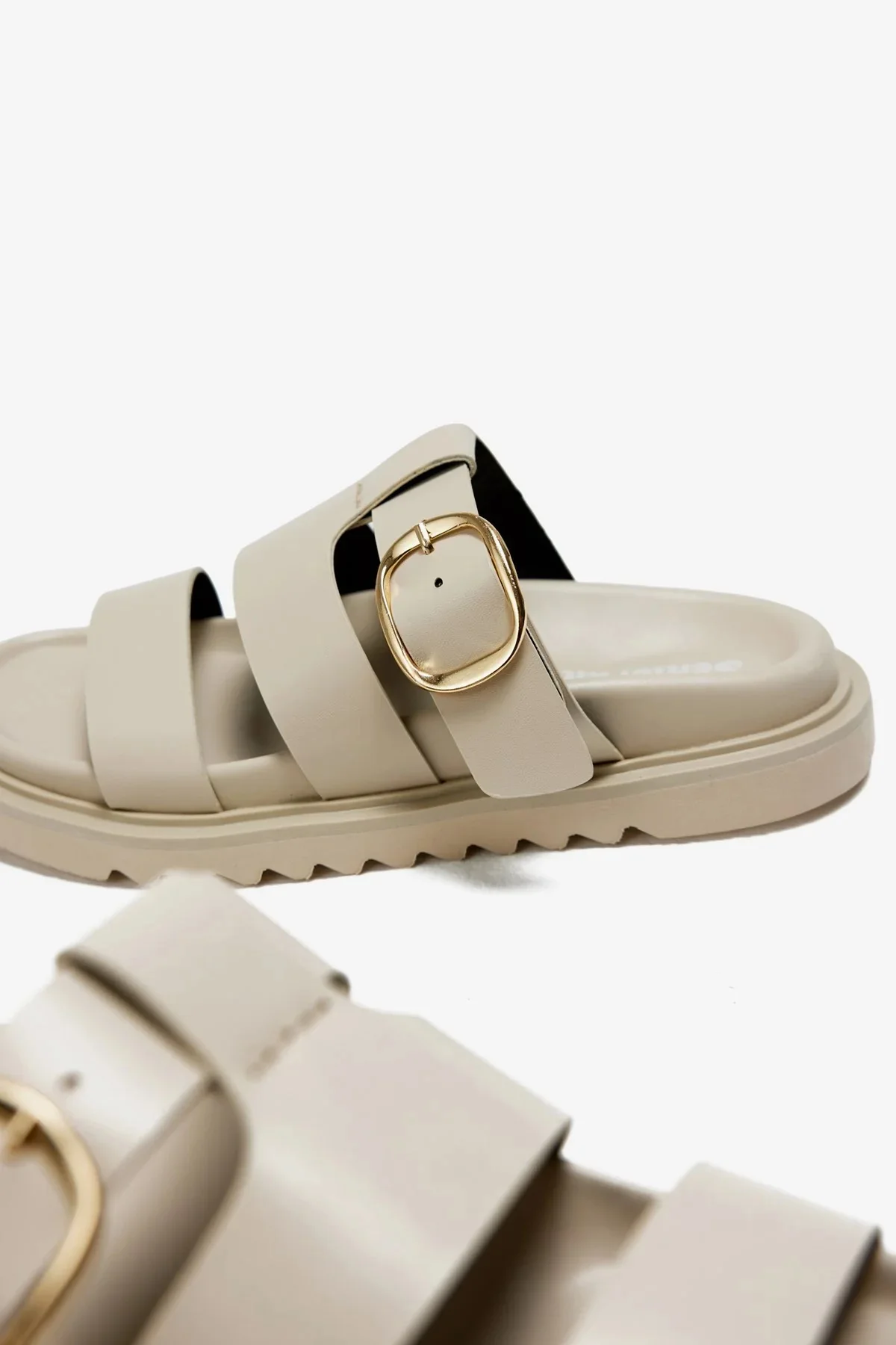 شباشب نسائية من الجلد البيج من ماركة Via، بثلاثة أحزمة سميكة وإبزيم واحد.