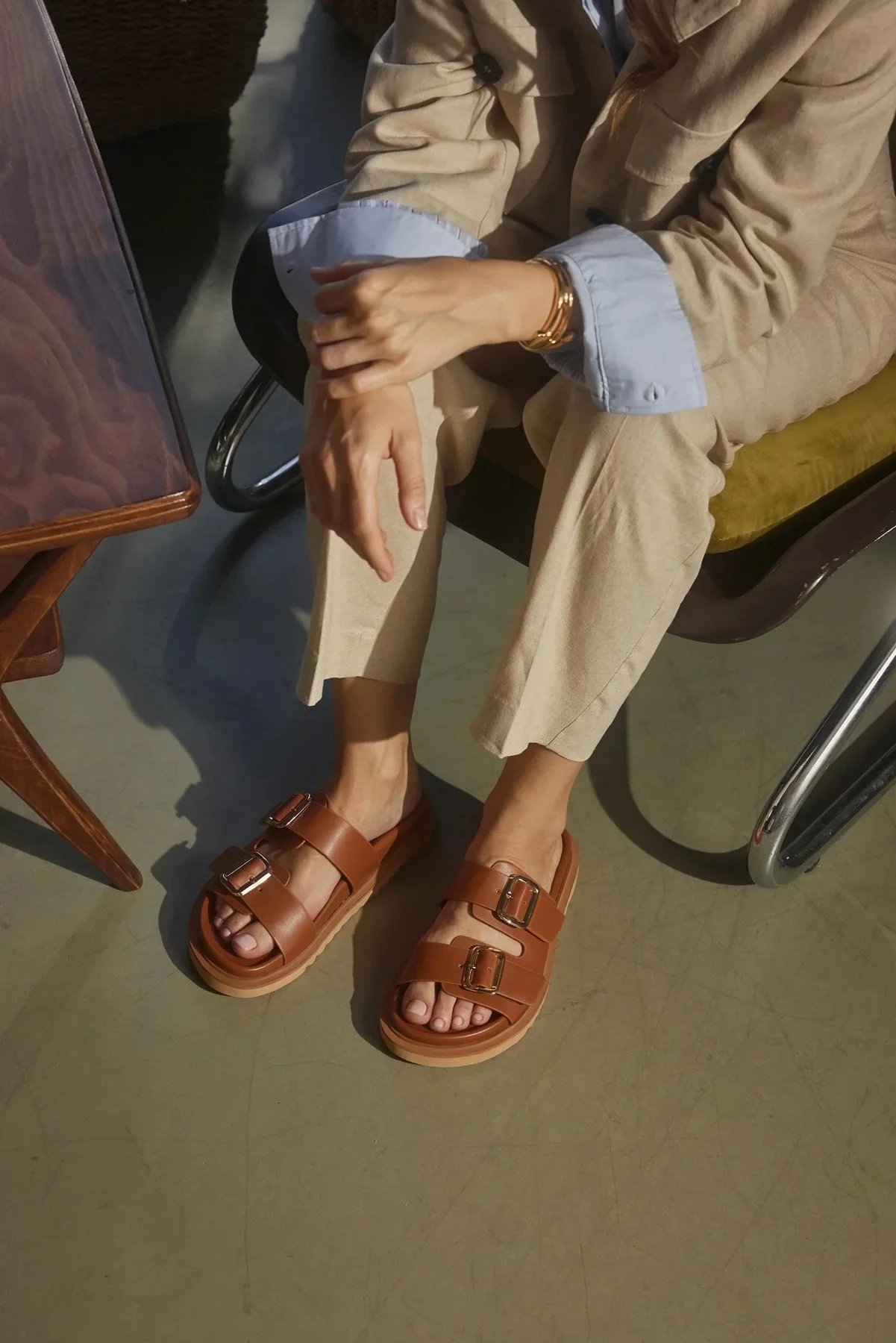 شباشب نسائية من الجلد البني الداكن المزدوج السماكة