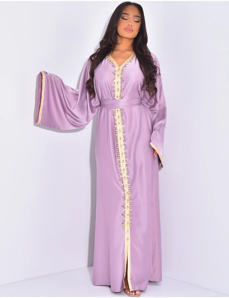Abaya premium en satin à cristaux cousus à la main et liseré doré