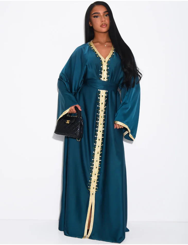 Abaya premium en satin à cristaux cousus à la main et liseré doré