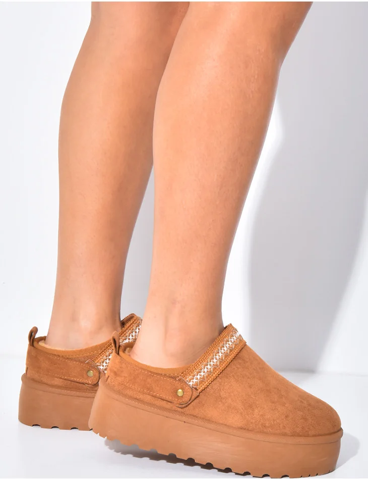 Chaussons en suédine à plateforme et détail brodé