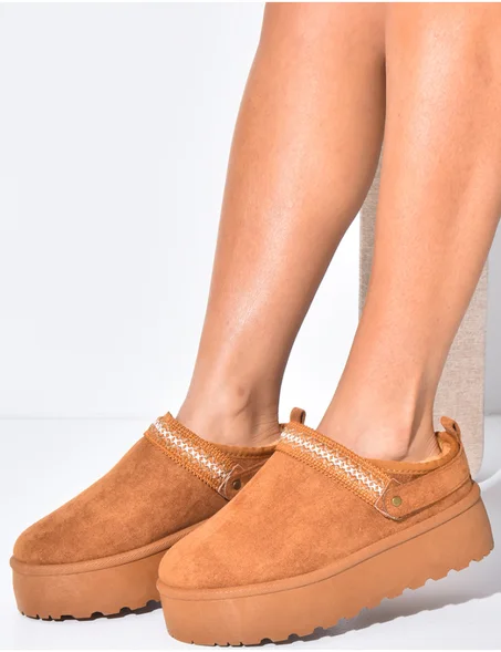 Chaussons en suédine à plateforme et détail brodé