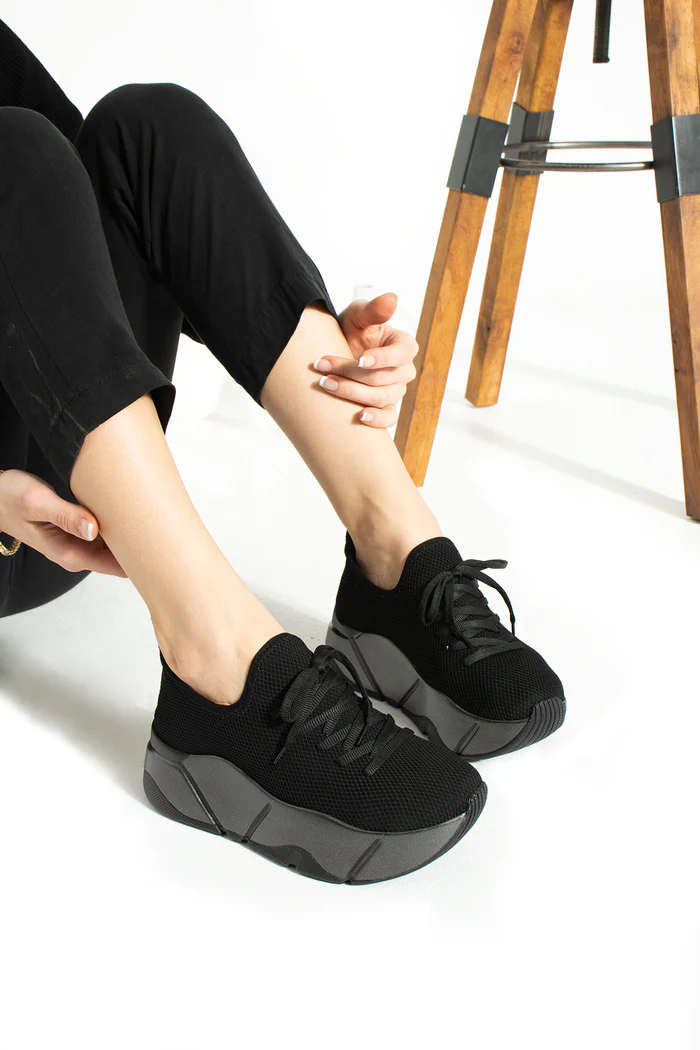 حذاء رياضي نسائي أسود مطاطي من سينيوراه نوغ