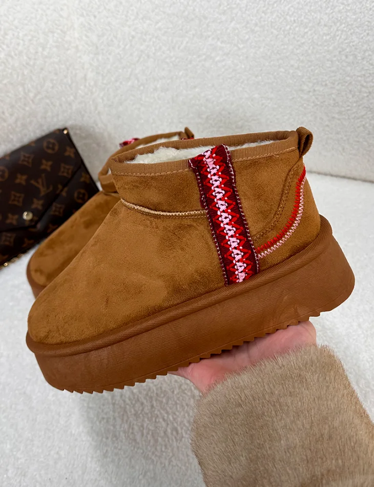 Bottines compensées fourrées en suédine brodées