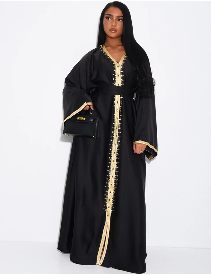 Abaya premium en satin à cristaux cousus à la main et liseré doré