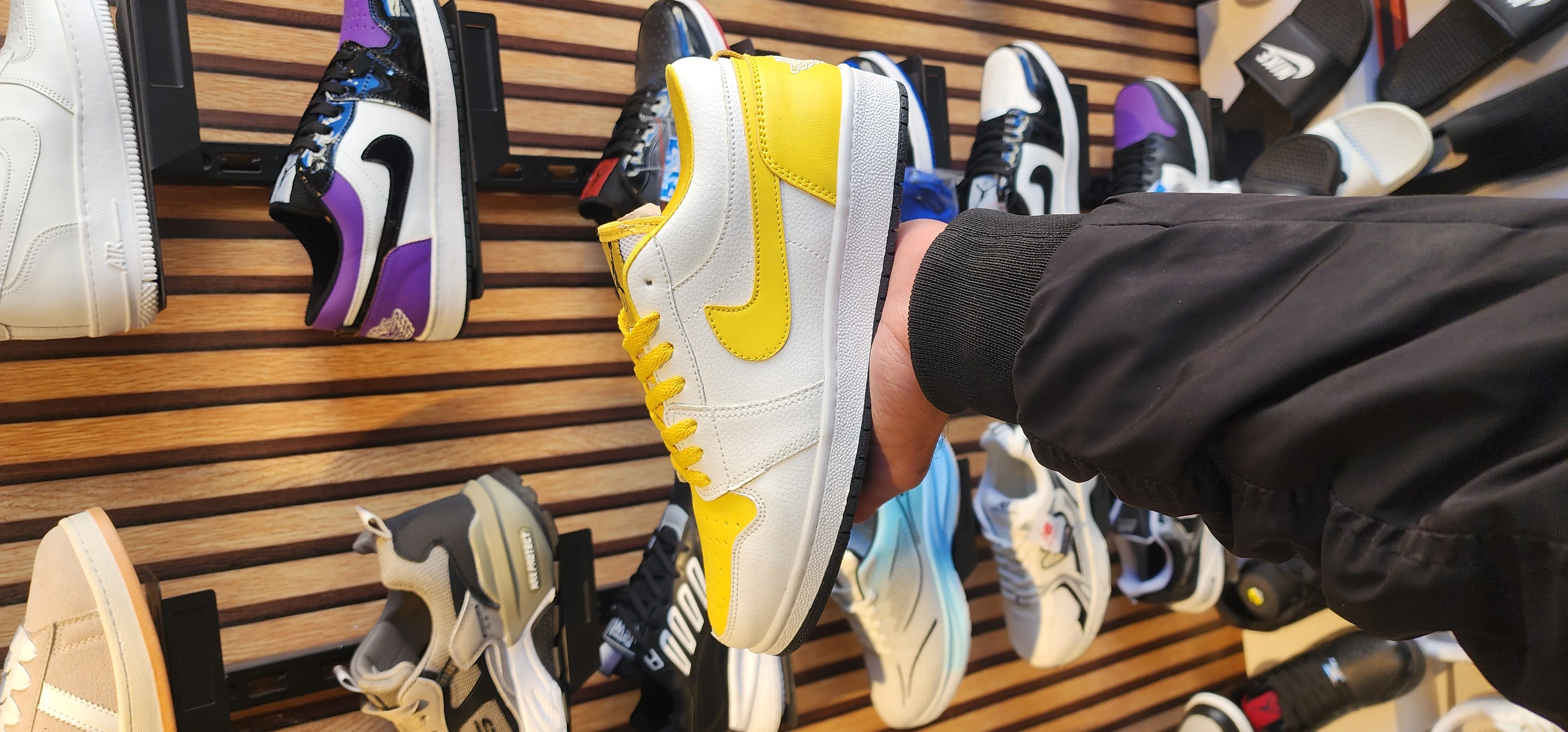 جوردان شبابي بلون اصفر وابيض