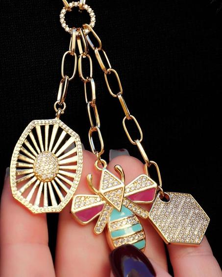 Collier luxueux de symboles modernes