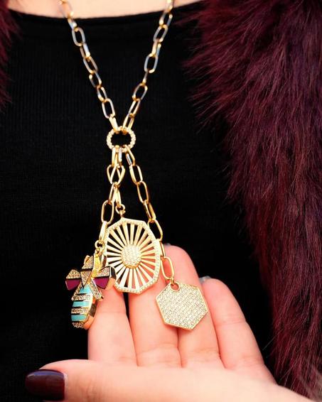 Collier luxueux de symboles modernes