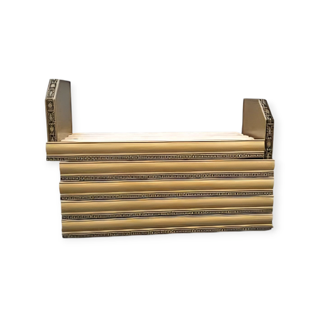 أريكة البلستبر: حيث يلتقي الخشب الفاخر بالزخارف التقليدية