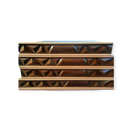 "أريكة خشبية مغربية ثلاثية الأبعاد بنقوش هندسية بارزة"