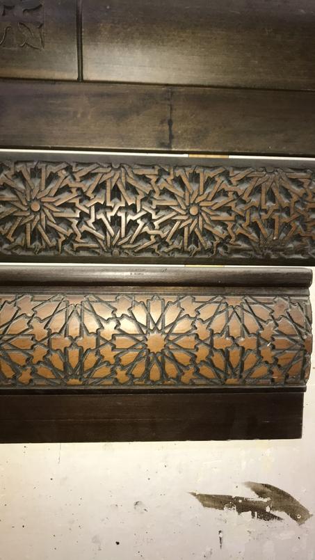 أريكة صالون مغربية يدوية الصنع من الخشب بنقوش الزليج الأصيلة