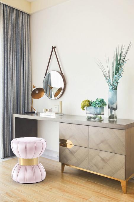 مسند قدم/مقعد مبطن من المخمل ؛