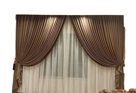 سحر الأناقة: ستائر كلاسيكية بنية مع لمسة ذهبية