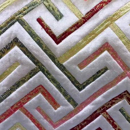 ​تطريز "المرجان والذهب" (لوصف اللون الأحمر/الوردي مع الذهبي).