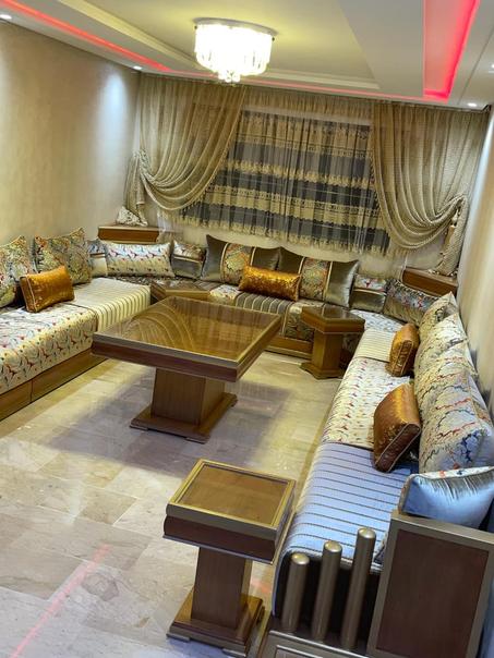 صالون مغربي: حيث يلتقي ثوب المطروز وأناقة الخشب