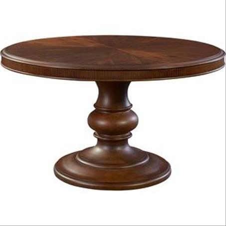 ​طاولة بلمسة عتيقة: جاذبية الخشب الأصيل