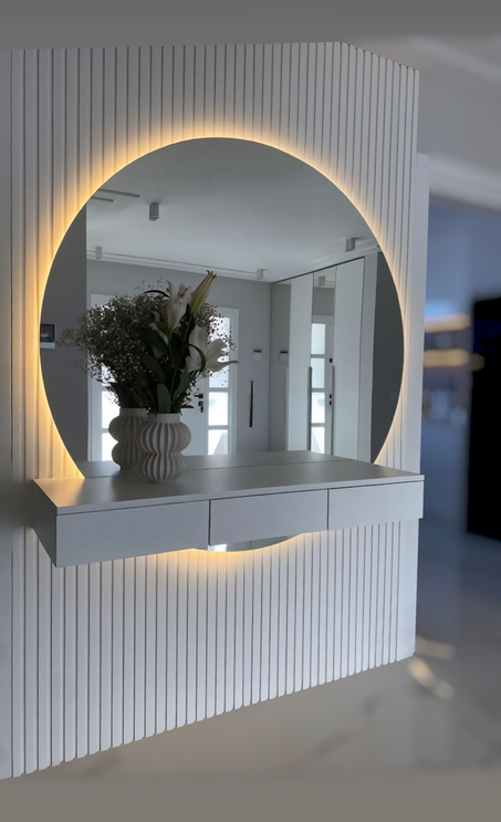 * مرايا مضيئة بتصاميم عصرية: فن وعملية في قطعة واحدة.  * حلول الإضاءة والديكور المتكاملة: مرايا LED مع وحدات تخزين