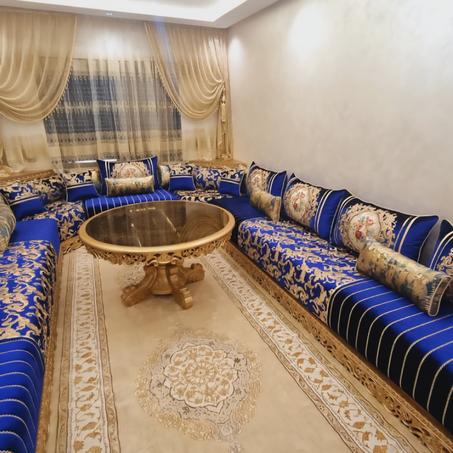 * جلسة مغربية ملكية: أرائك مطروزة بالذهب والأزرق من SMAIL MOBILIER