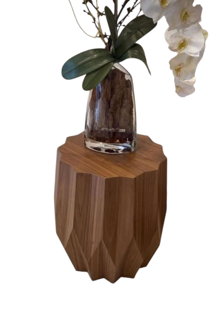 * طاولات جانبية خشبية فاخرة: تصاميم هندسية فريدة لديكور منزلك