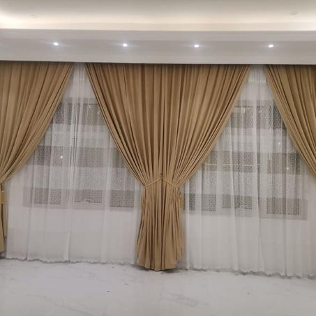 رقي الألوان الهادئة: ستائر عصرية مزدوجة