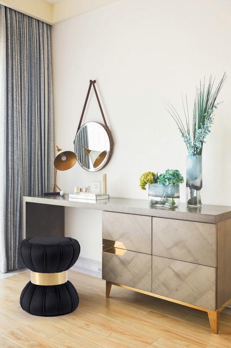 مسند قدم/مقعد مبطن من المخمل ؛