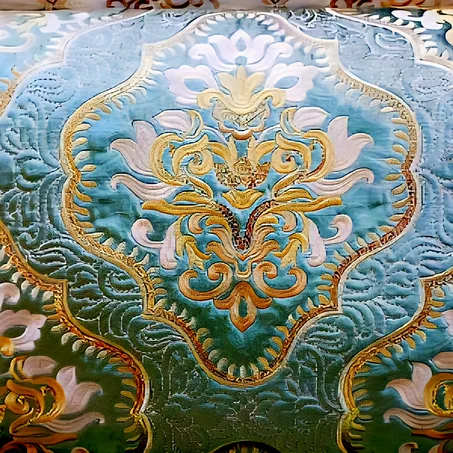 ​"سحر الأندلس: طقم المطروز المغربي الملكي بخيوط الصقلي الذهبية."