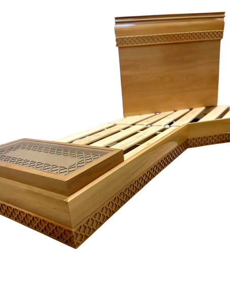 أريكة البلستبر: حيث يلتقي الخشب الفاخر بالزخارف التقليدية