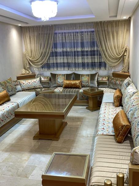 صالون مغربي: حيث يلتقي ثوب المطروز وأناقة الخشب