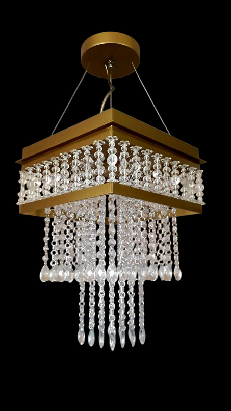 ثريا مربعة ذهبية وكريستالية | لمسة من الفخامة الأنيقة