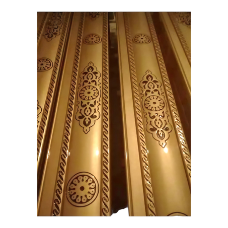 أريكة البلستبر: حيث يلتقي الخشب الفاخر بالزخارف التقليدية