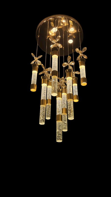 الثريا العصرية الكريستالية. تصميمها الفريد يجمع بين الأناقة والابتكار