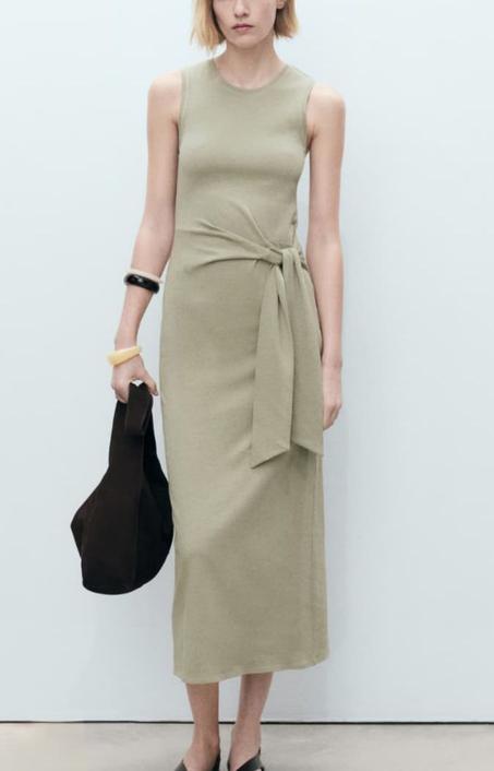 Tight dress with knot