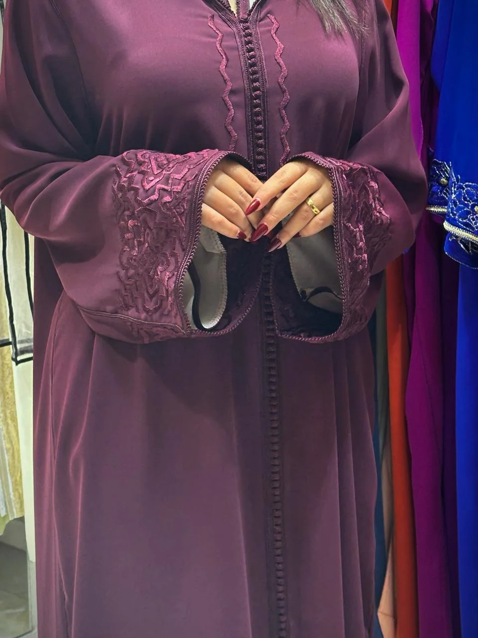 Jellaba 2 pièces  Crêpe couleur burgundy طرز اليد  وخدمة المعلم