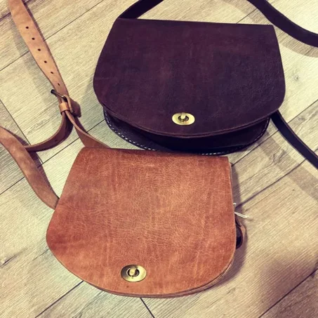 حقيبة يد جلدية صنع يدوي متوسطة الحجم