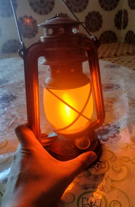 💡 مصباح الفانوس الكلاسيكي الشاحن – أناقة الماضي بلمسة عصرية