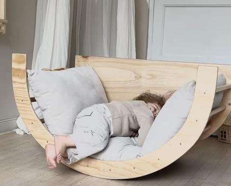 "أرجوحة الراحة - لعب وراحة للأطفال في تصميم خشبي أنيق"