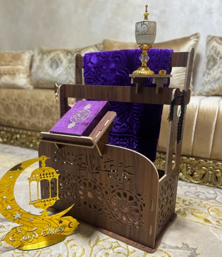 حامل سجادة الصلاة و المصحف الكريم