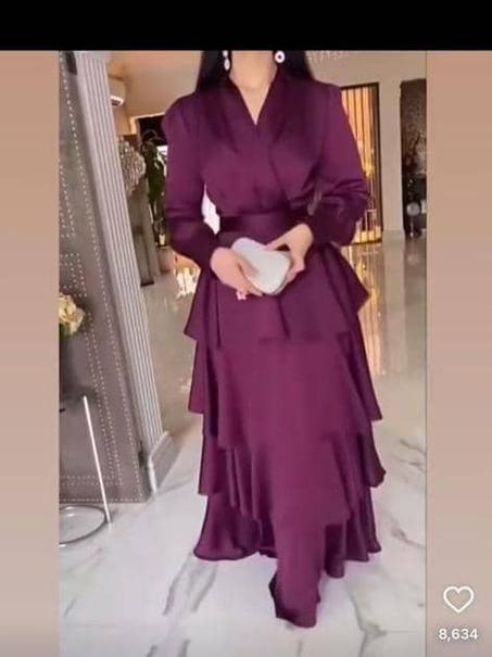 فستان طويل باللون العنابي بأكمام طويلة تصميم طبقات