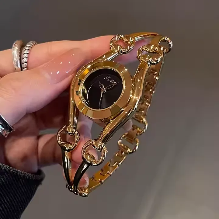 ساعة ملكية بتوقيع سويسري